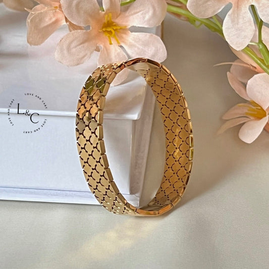 Sparkle clover broad bangle